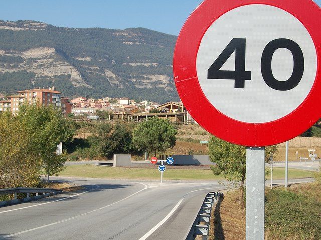 Un cartel rojo y blanco con el número 40.