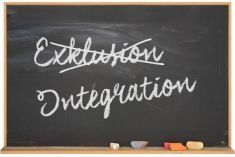 Una pizarra con la palabra integración escrita en ella.