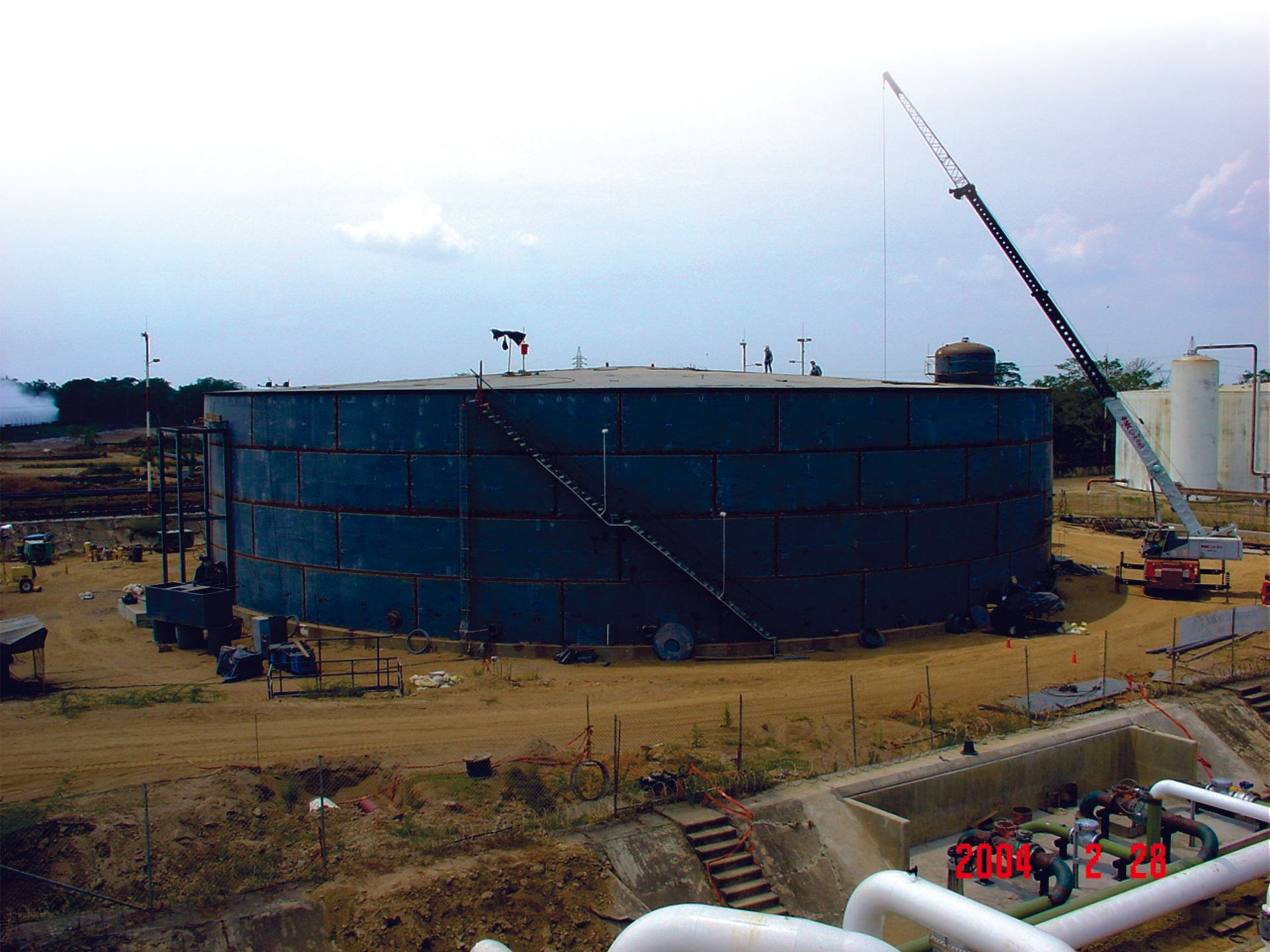 Se está construyendo un gran tanque azul en un campo.