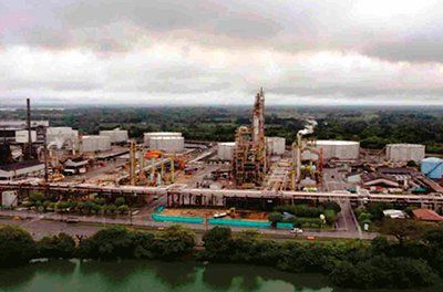 Una vista aérea de una gran planta industrial al lado de un río.