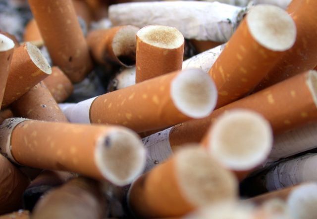 Una pila de cigarrillos colocados uno encima del otro en un cenicero.