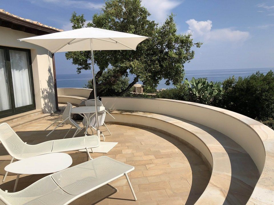 Panchine realizzate in quarzarenite