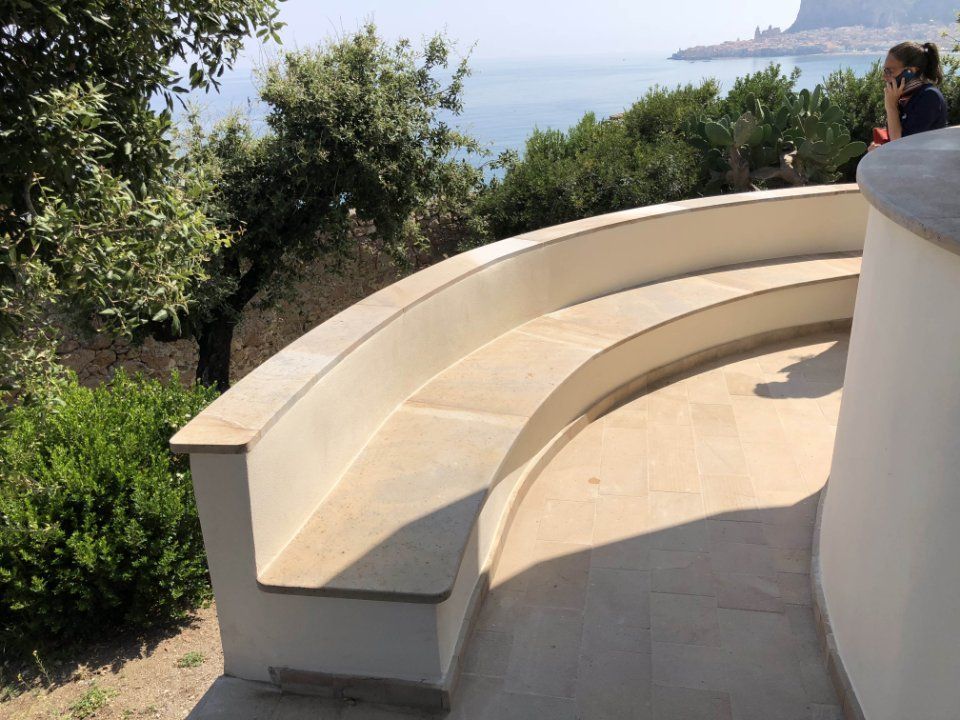 Panchina in pietra di origine arenaria
