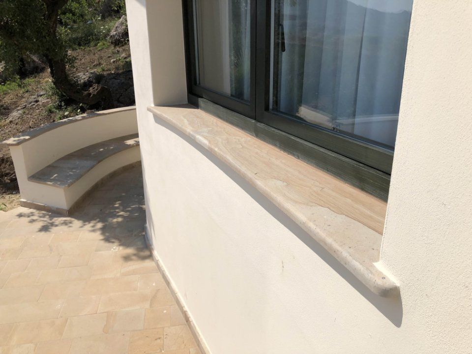 Finestra con davanzale in pietra