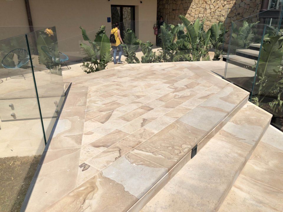 Scala esterna realizzata in pietra