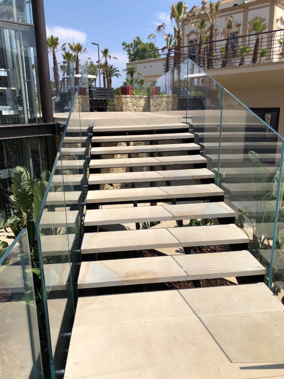Scala in pietra dallo stile moderno