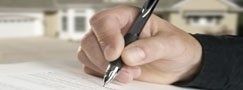 mano che firma un documento