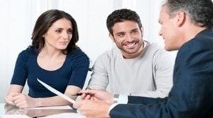 consulente con clienti sorridenti