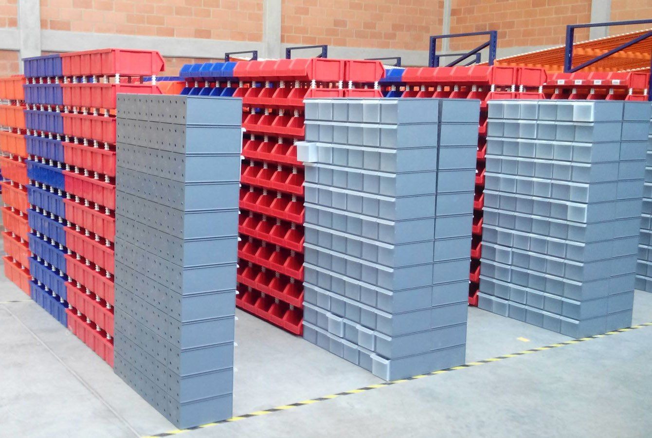 Un almacén lleno de contenedores azules y rojos.