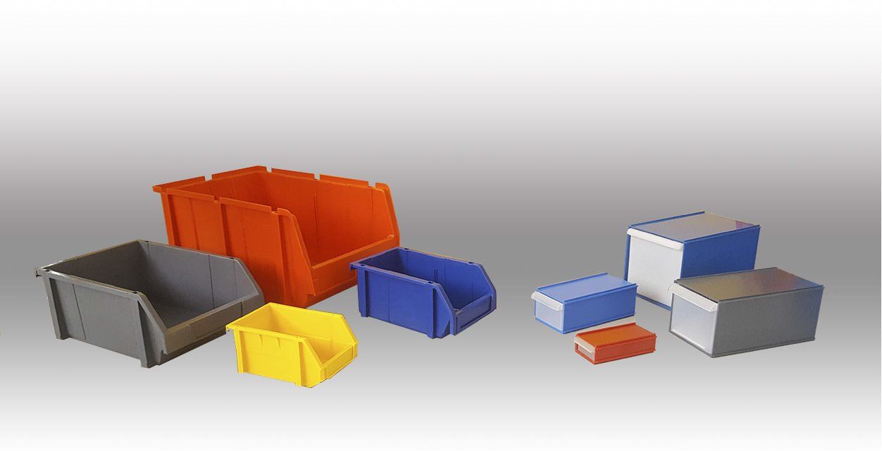 Un grupo de contenedores de plástico de diferentes colores están colocados uno al lado del otro sobre una mesa.