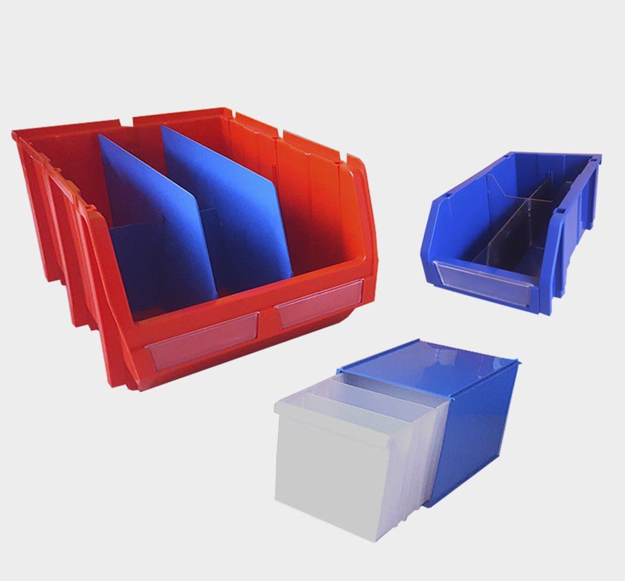 Un contenedor de plástico rojo, azul y blanco con separadores.