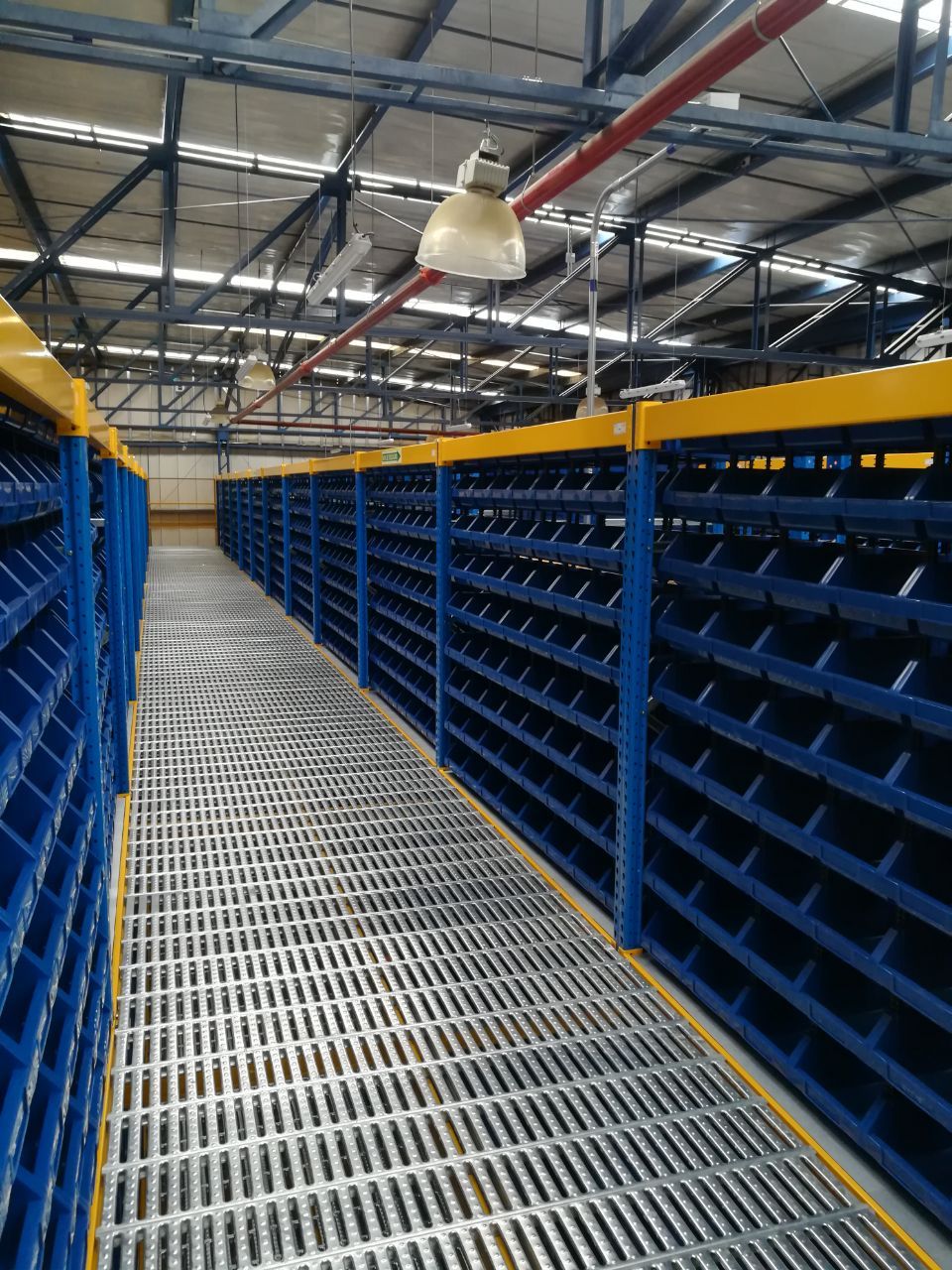 Un almacén lleno de muchos estantes azules.