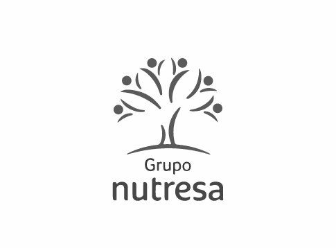 Un grupo de personas están de pie alrededor de un árbol.