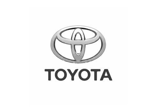 El logotipo de Toyota está sobre un fondo blanco.