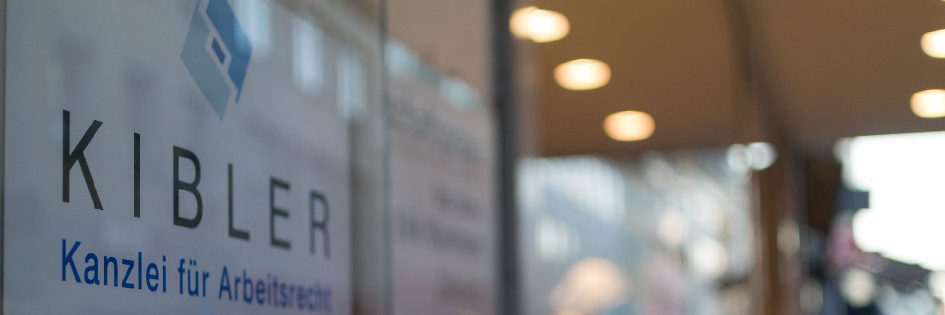 Eine Nahaufnahme eines Schildes mit der Aufschrift „Kibler“