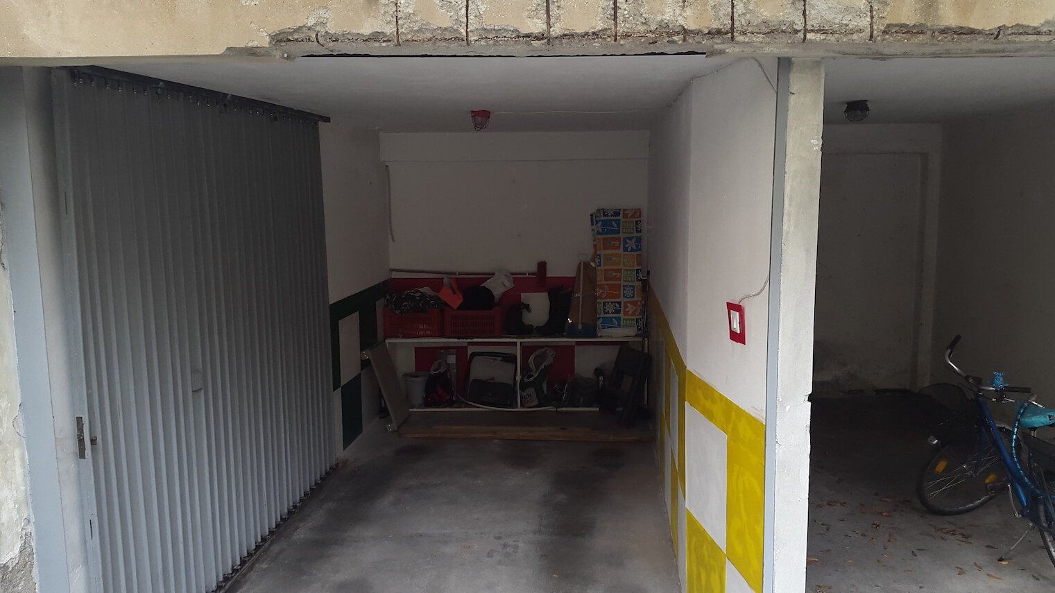 Un garage con una moto parcheggiata al suo interno.