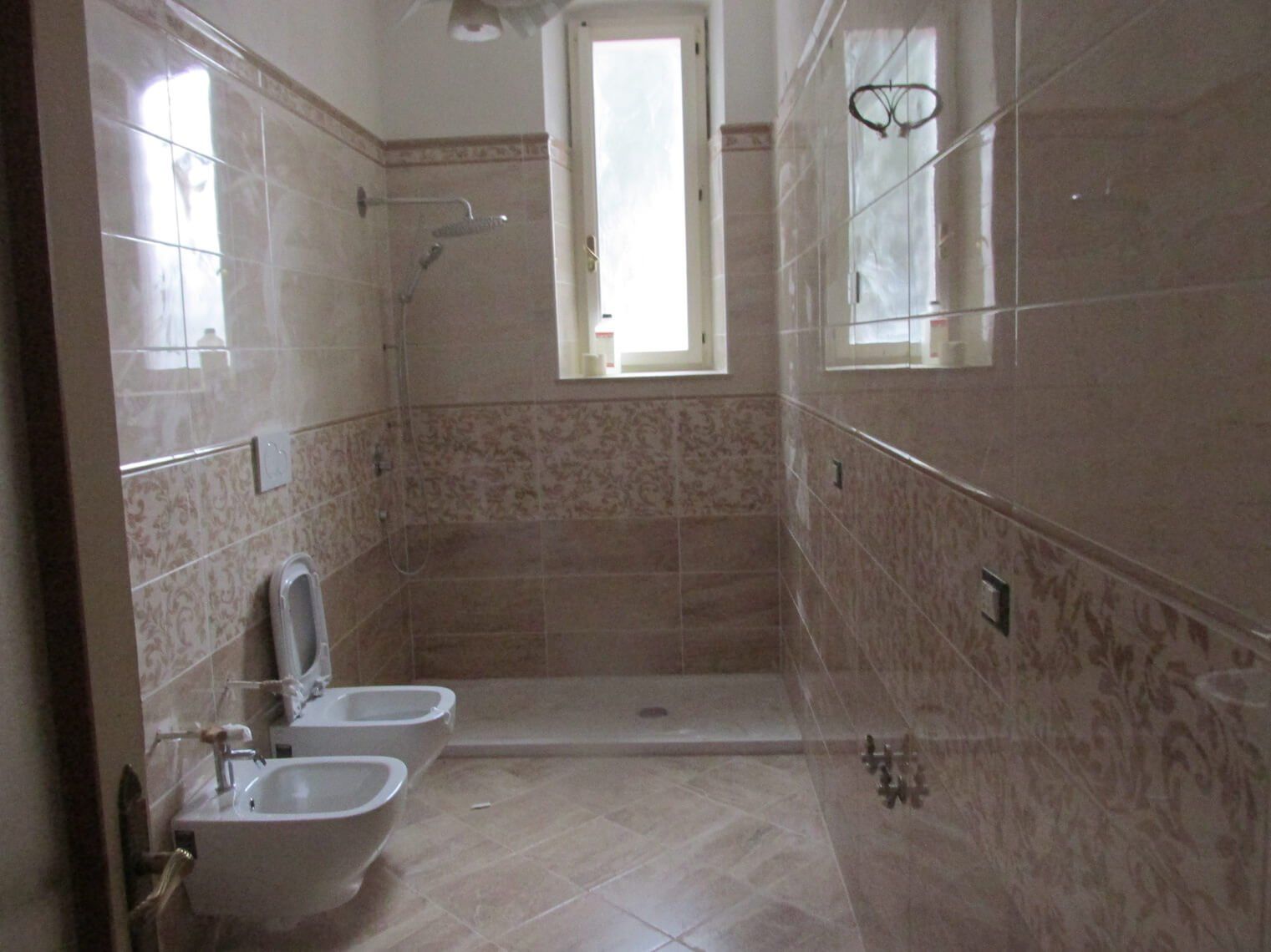 Un bagno con due wc e una doccia.