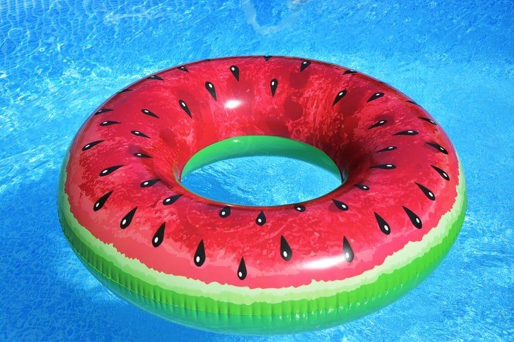Un flotteur de pastèque flotte dans une piscine