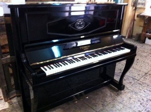 pianoforte nero di profilo
