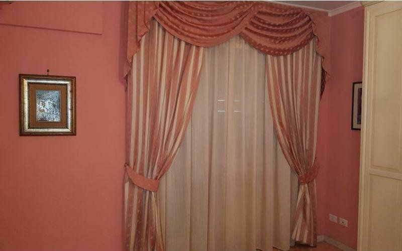 tenda bianca e rosa