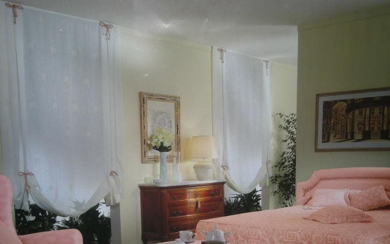 tende bianche classiche in camera da letto