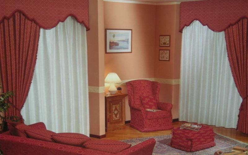 tappezzeria classica rossa per soggiorno