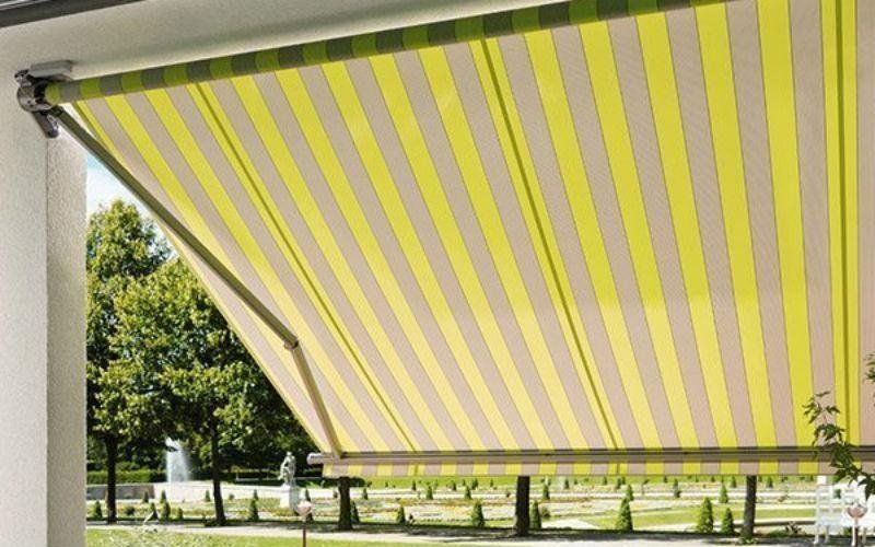 tenda con braccio estensibile bianca e verde