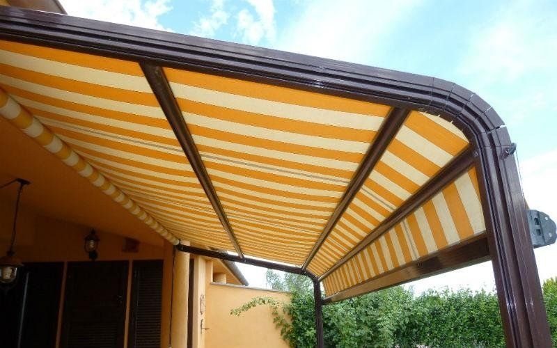 tenda da sole esterna bianca e gialla