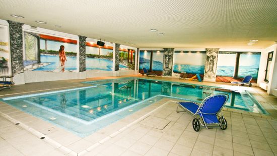 una piscina al coperto