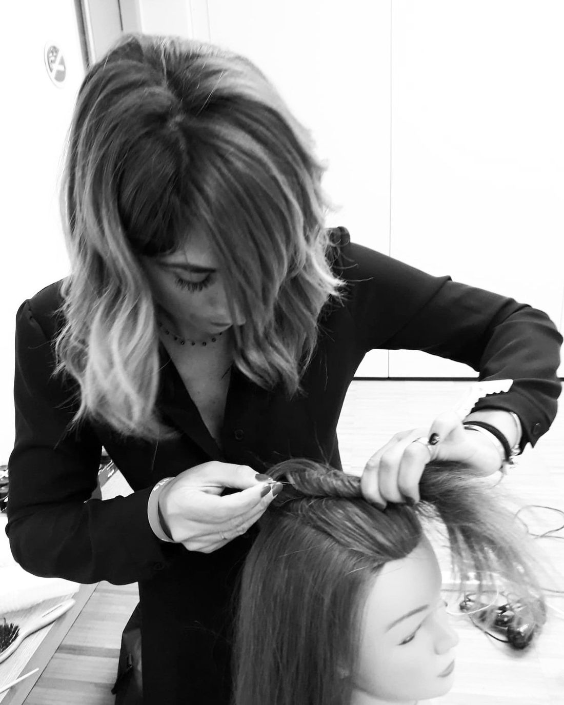 parrucchiera che taglia i capelli