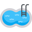 Una piscina con una escalera en ella.
