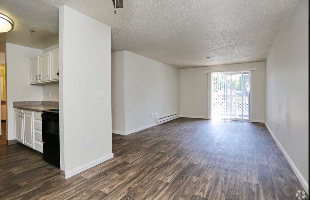 Evergreen on 47 Living/Dining Room