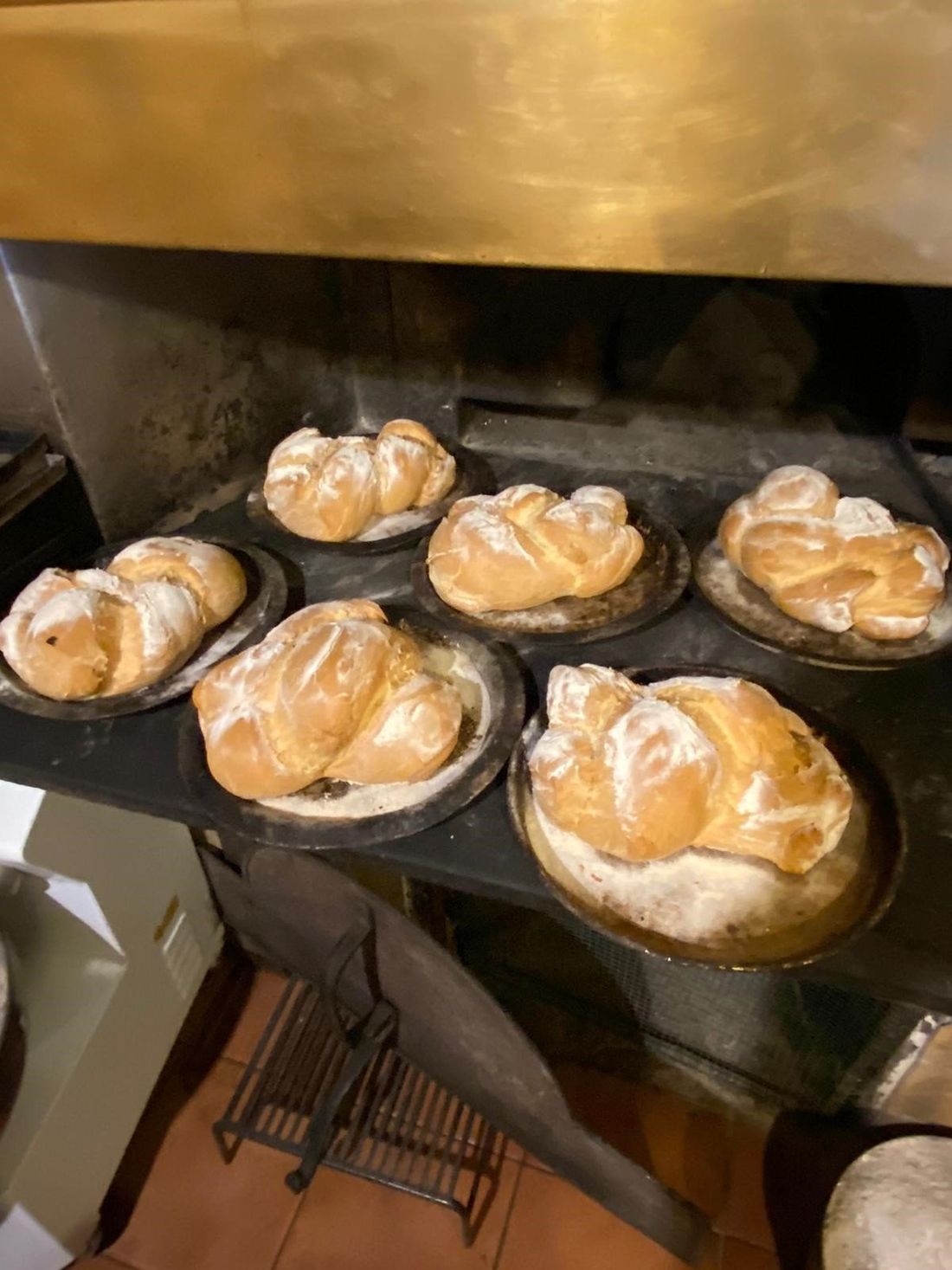 Pane casereccio cotto nel forno a legna