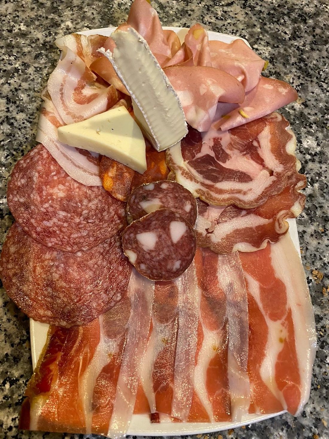 Tagliere di formaggi e salumi toscani