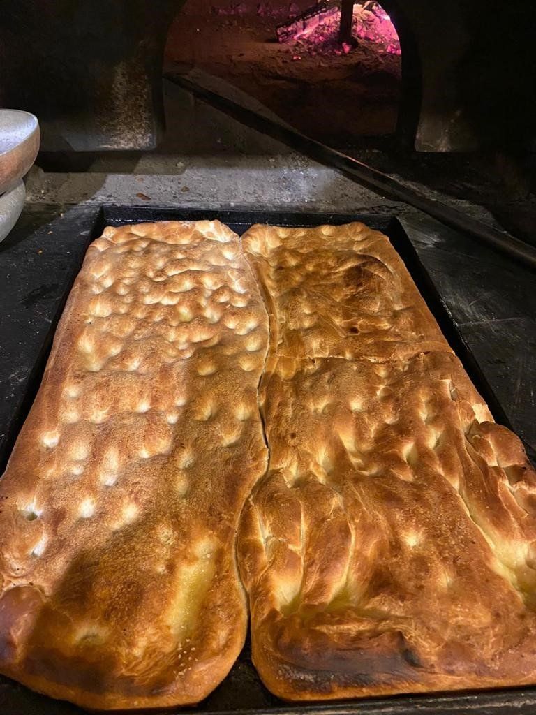 Focaccia fragrante appena sfornata