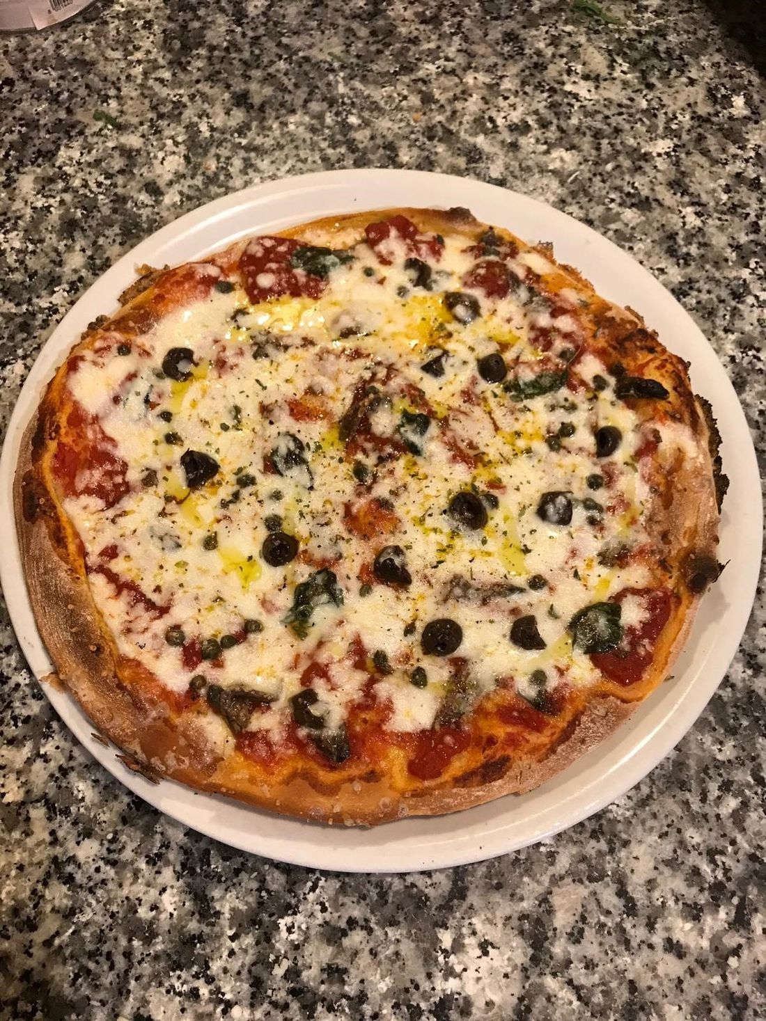 Pizza cotta nel forno a legna