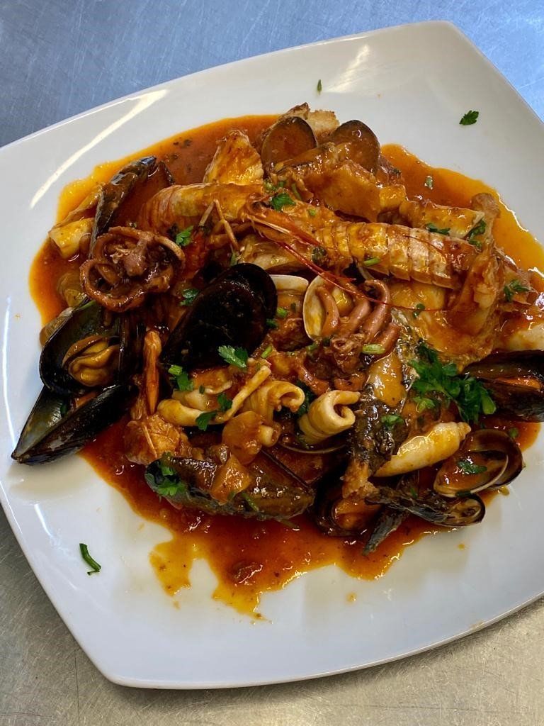 Pasta al sugo con frutti di mare