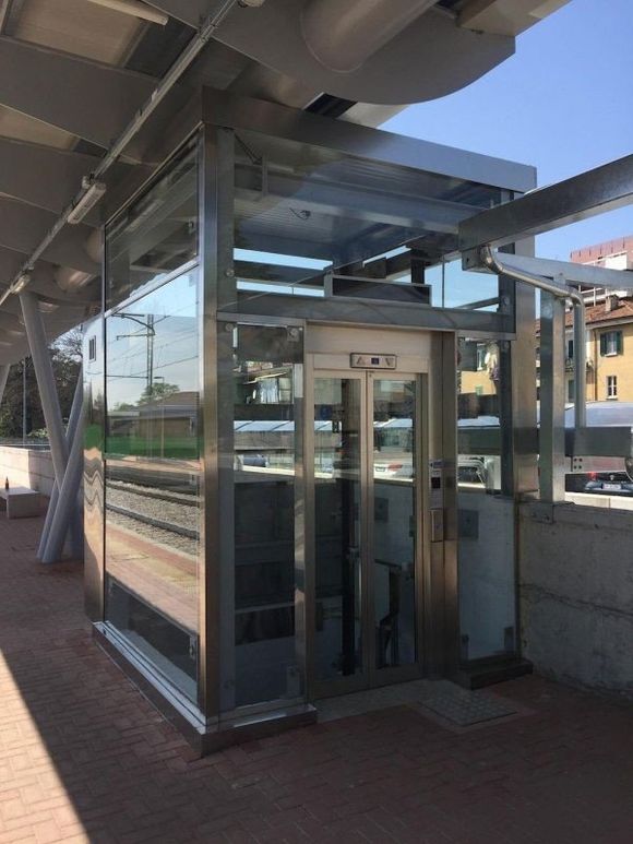 ascensori all'interno di stazioni ferroviarie