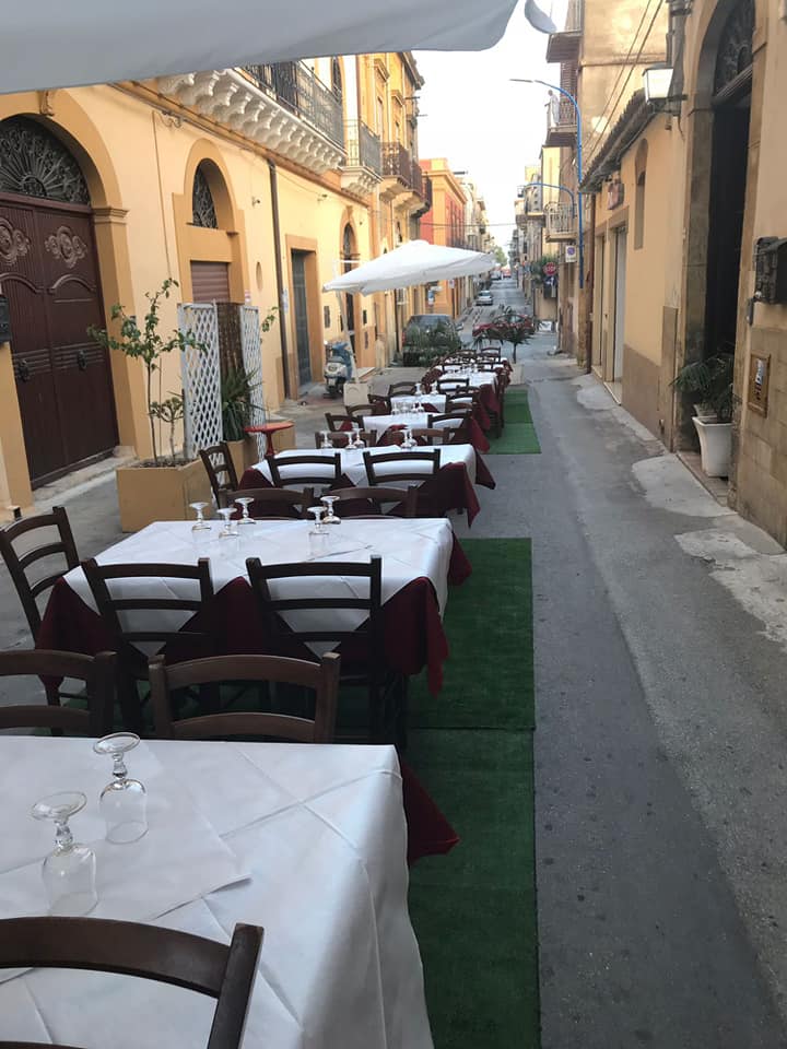 tavoli all'esterno della pizzeria