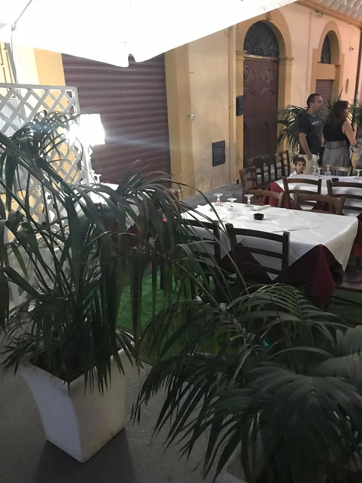 tavoli nella veranda esterna