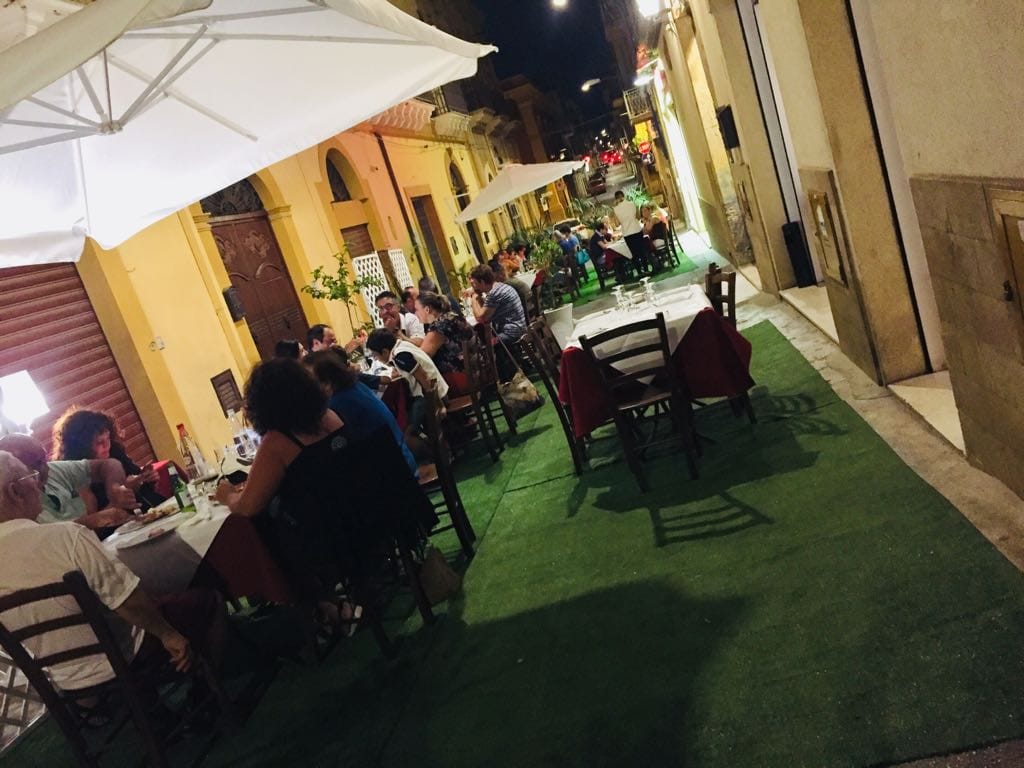 tavoli esterni della pizzeria