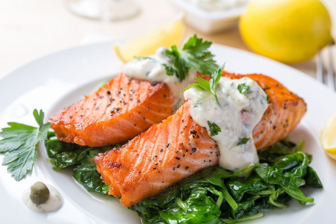 piatto con filetti di salmone