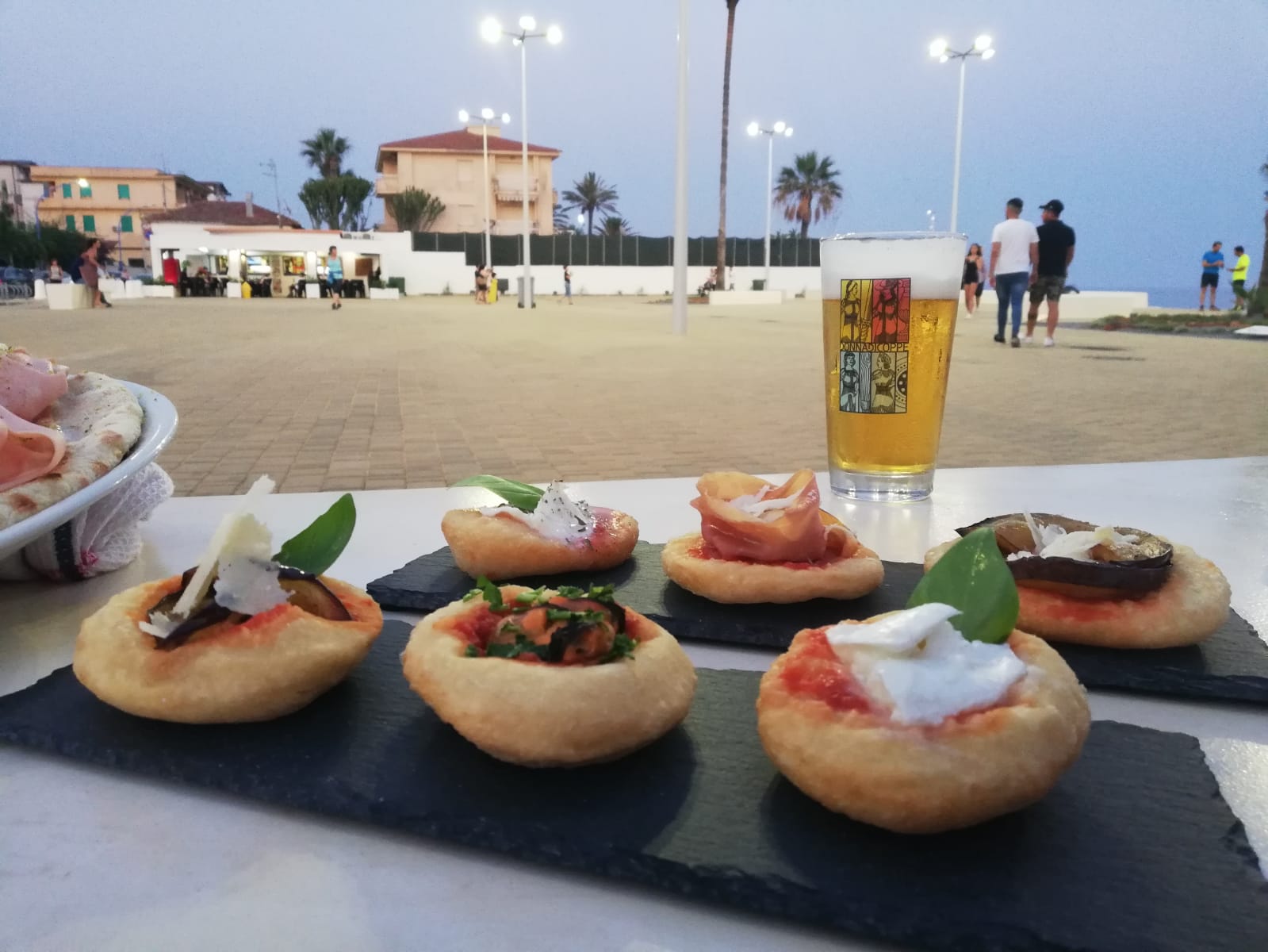 aperitivo con crostini di pizza