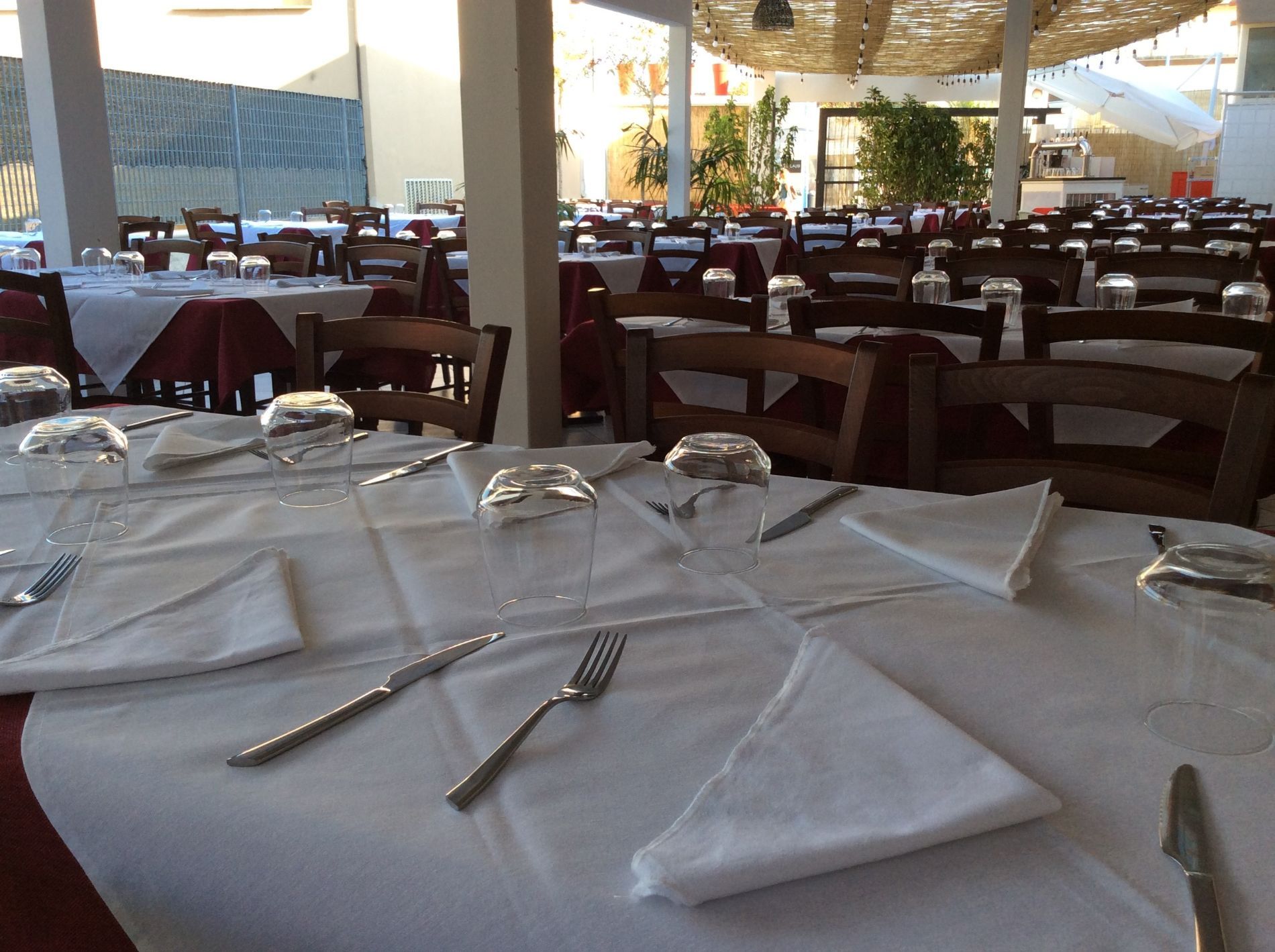 tavoli preparati nella veranda
