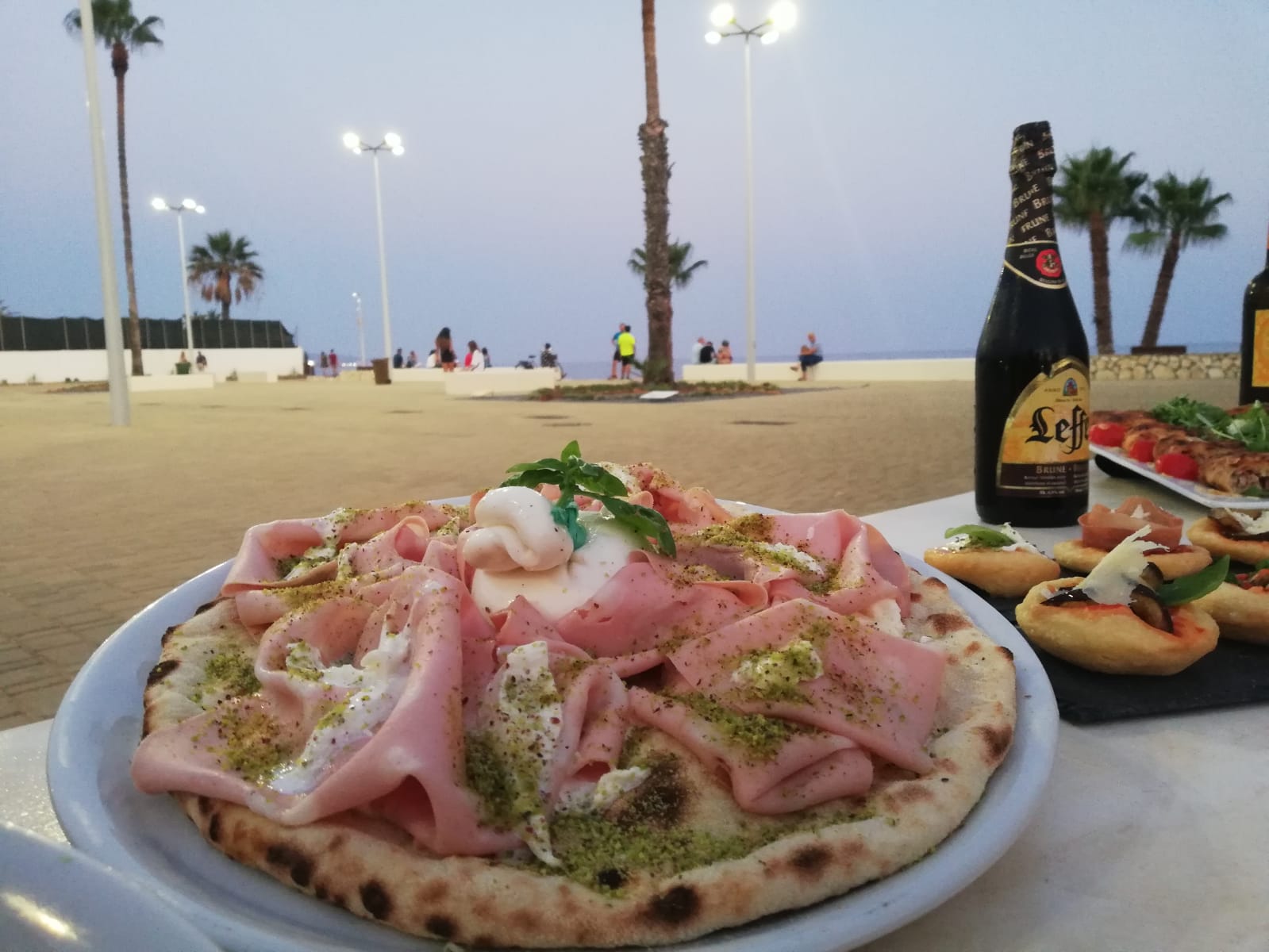 pizza con prosciutto cotto e bufala