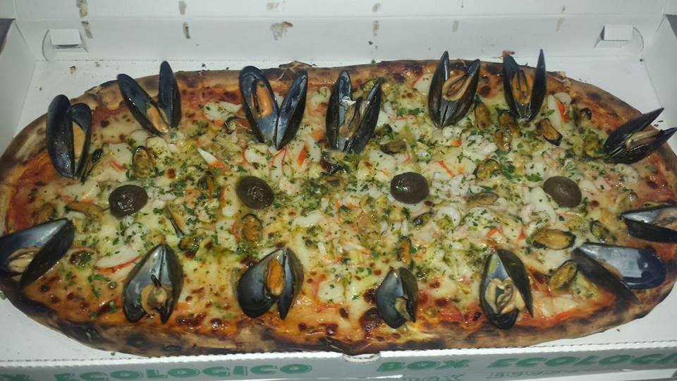 pizza a metro con frutti di mare