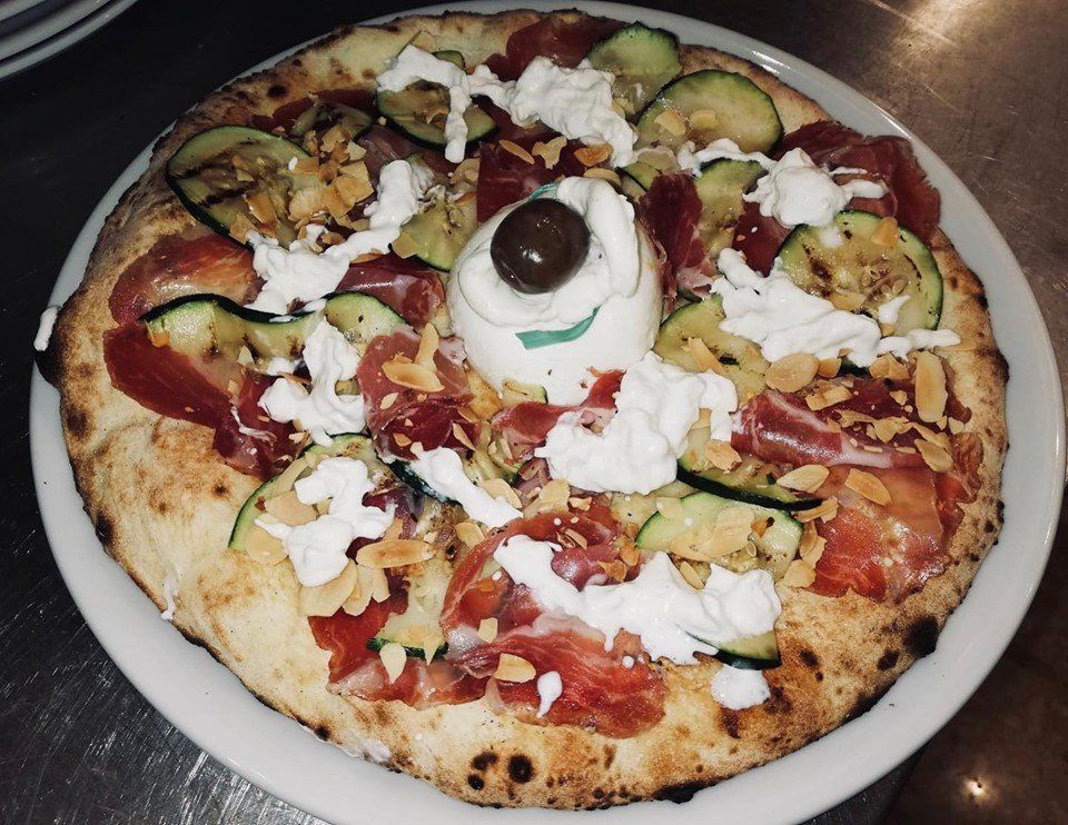 pizza con zucchine e affettato