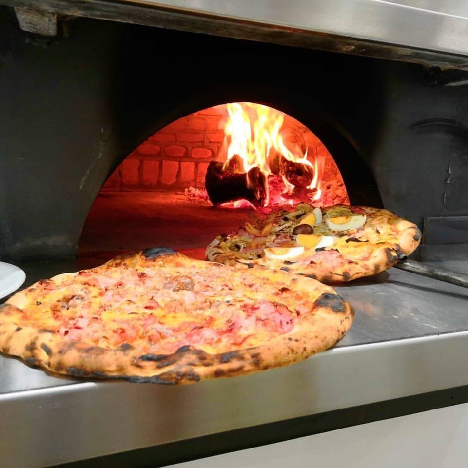 pizze in forno a legna