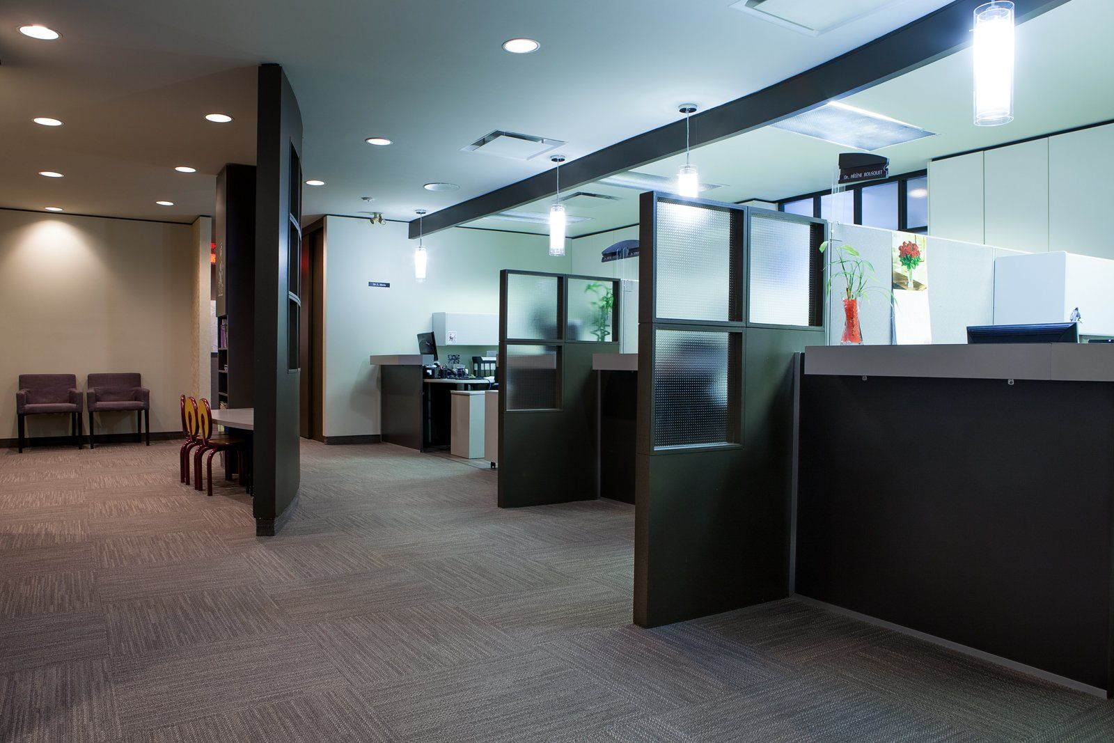 l'intérieur du bureau avec des cabines et des entretoises de bureau