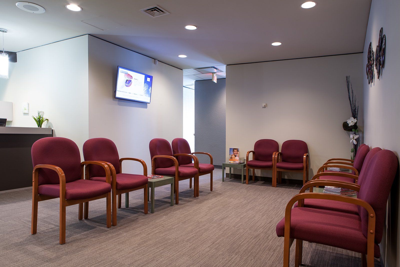l'intérieur de la salle d'attente du cabinet dentaire.